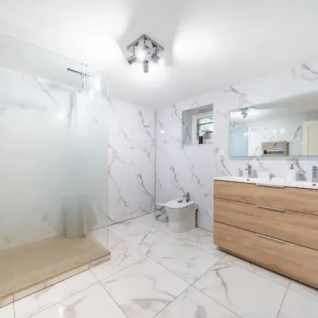 10 Mn On Foot From Beaches, Tgv Station And Center With Swimming Pool